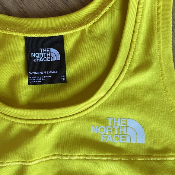 NWOT. The North Face Women's Active Crop Top. - Picture 3 of 4